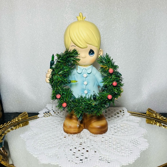 Precious Moments Large Holiday Boy With light up Wreath - Picture 3 of 9
